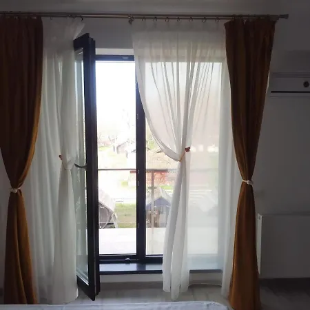 10 Metri Pana La Plaja * Năvodari