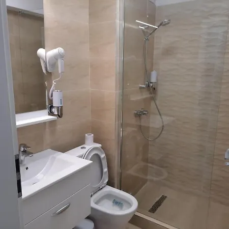 10 Metri Pana La Plaja